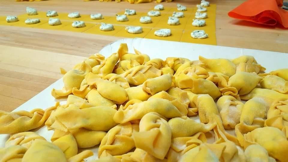 Tortelli piacentini freschi tirati a mano nella cucina dell’Osteria Carducci